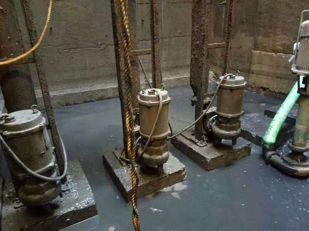 城厢污水池清理